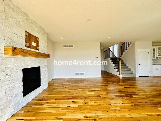 Building Photo - Exceptional Olathe Home in the Cedar Creek Subdivision w/ Wood Floors and a Finished Basment!