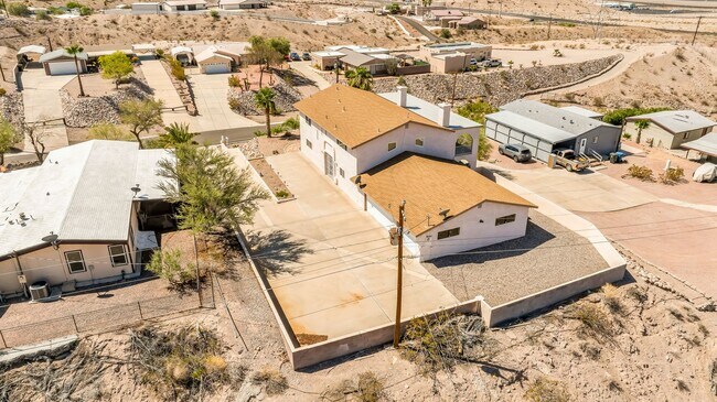 Building Photo - One of Kind 3 bed/2.5 bath home with 3 car attached garage located in BHC.