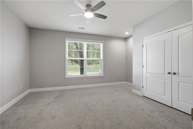 Building Photo - 305 NW Palomino St