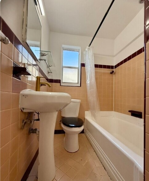 TWO BEDROOM BATHROOM - 610 12th St