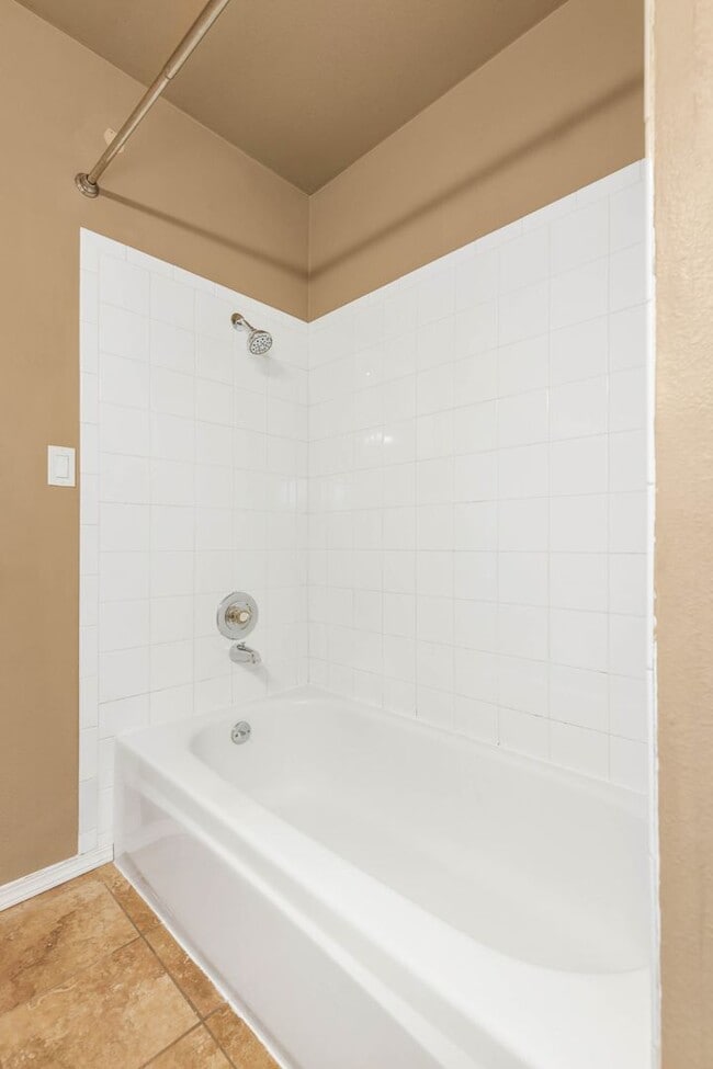 Building Photo - Downtown Bellevue Renovated 1 Bedroom Condo - Walk up entry