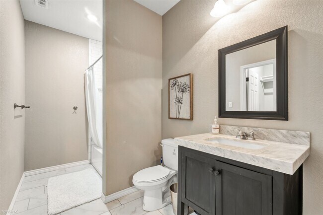 Building Photo - 4 br, 4.5 bath House - 1019 Milner Dr