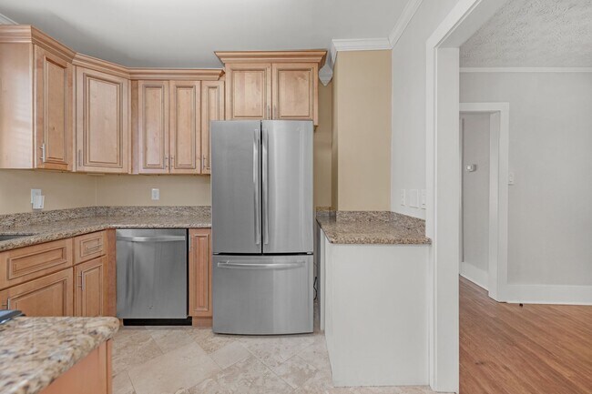 Building Photo - East Hill Cottage Available December 8th!