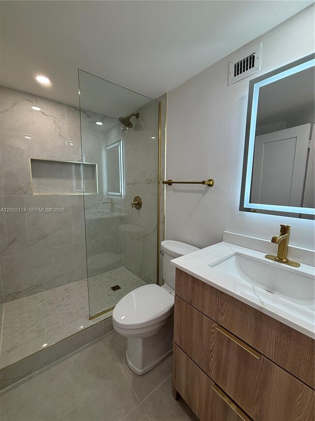 Building Photo - 999 Brickell Bay Dr