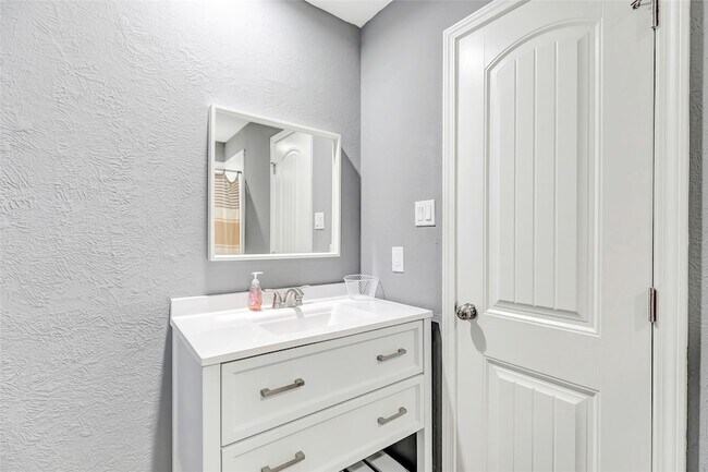 Building Photo - 1746 Cloister Dr