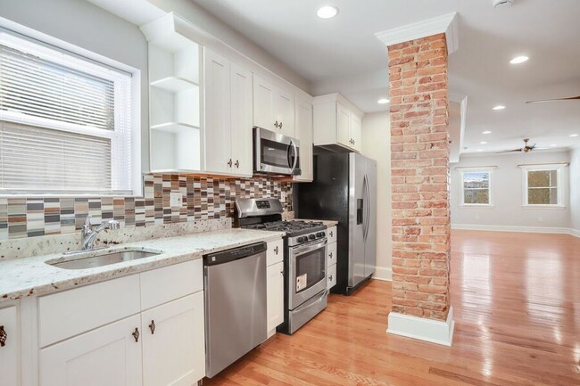 Building Photo - Amazing Anacostia 3 Bedroom with Parking I...