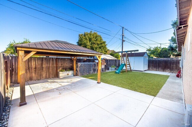 Building Photo - 372 Acacia St