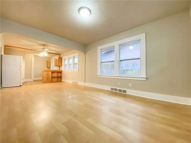 Building Photo - Charming 2-Bedroom Home with Hardwood Floors & Great Location Near Des Moines