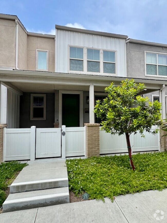 Building Photo - Newer 3 bedroom townhome in Simi Valley