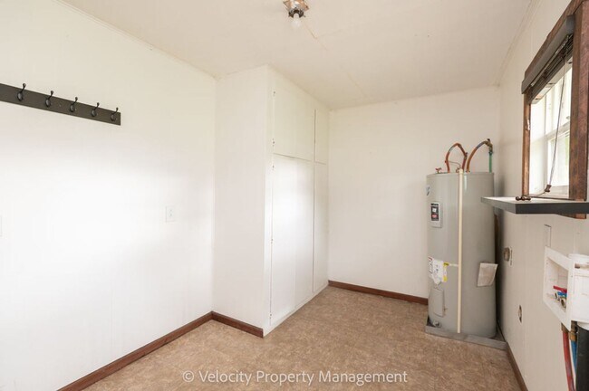 Building Photo - Charming Country Home!