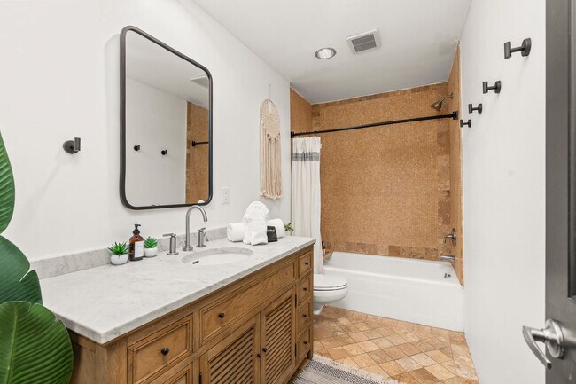 Building Photo - 4129 E Palo Verde Dr
