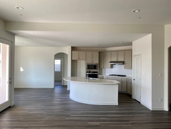 Building Photo - Stunning 4 Bed/3 Bath Belcourt Seven Oaks Home w/ $0 Deposit Option & More