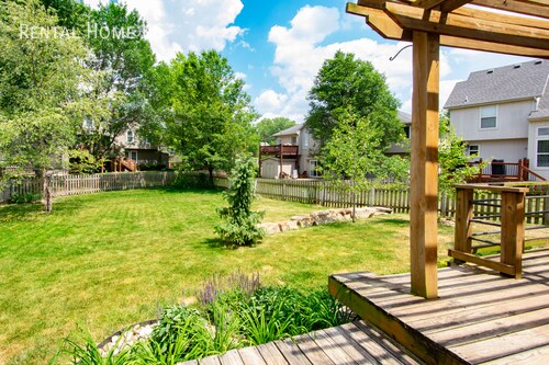 Building Photo - Open and Light 2-story w/fin bsmt and fenc...