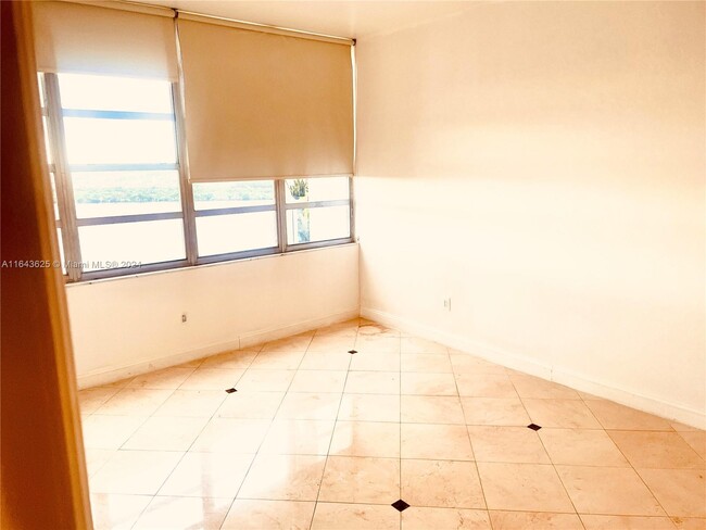 Building Photo - 1301 NE Miami Gardens Dr