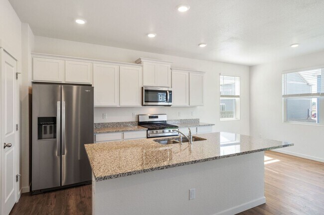 Building Photo - 3 bedroom, 2 1/2 bath home in Tailholt! - Move-In Special!