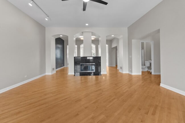 Building Photo - 111 E Van Buren St
