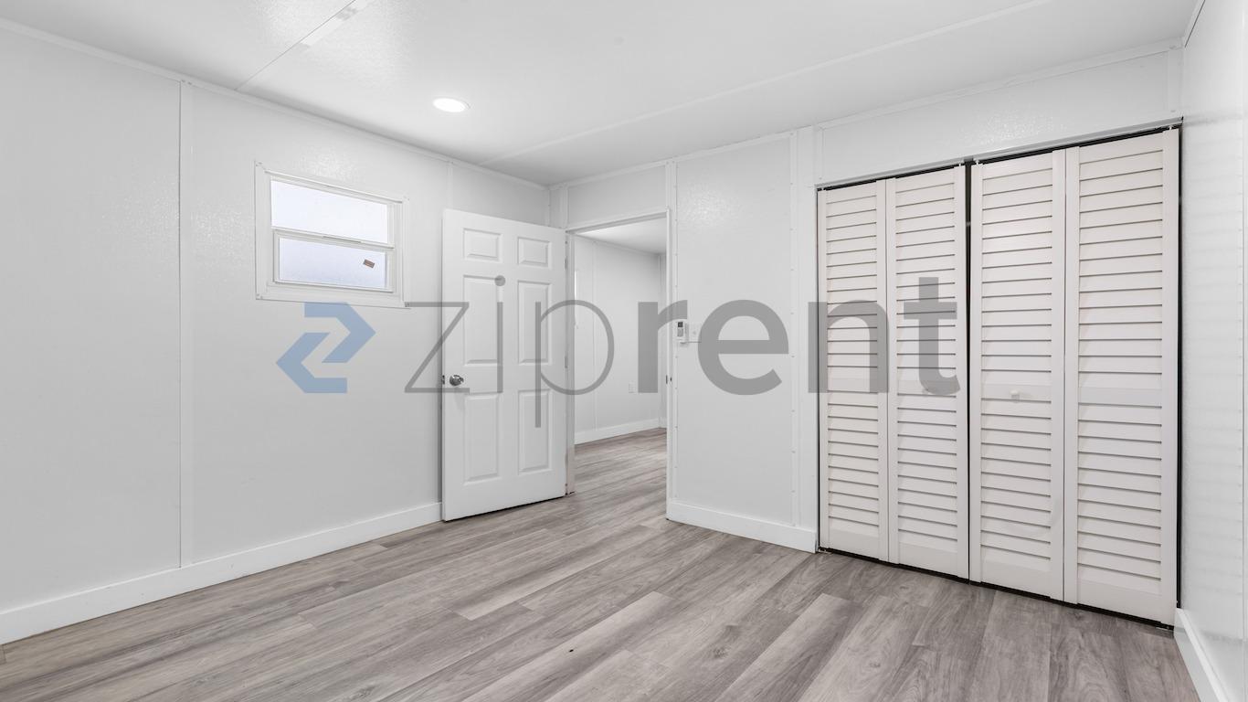 Building Photo - Unit B
