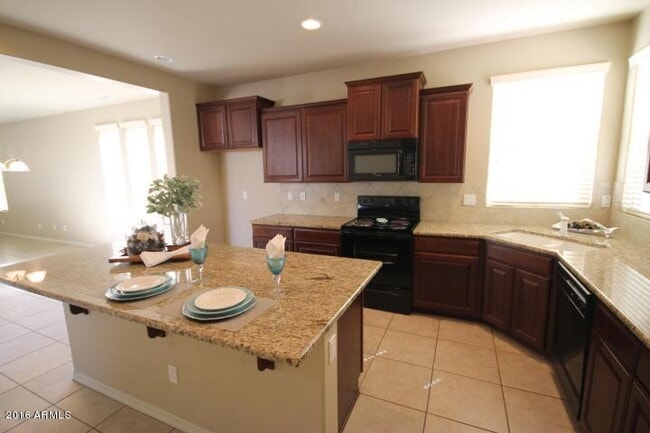 Building Photo - 5627 W Huntington Dr