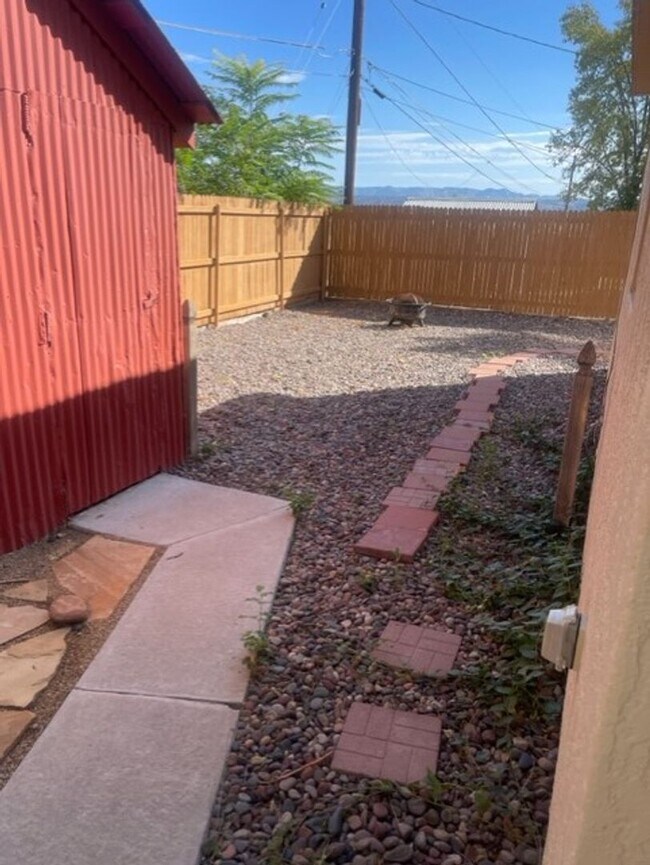 Building Photo - Coming Nov 1st - 3 Bedroom 2 Bath home in ...