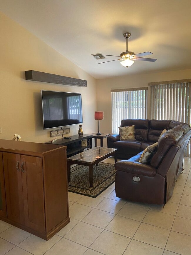 Building Photo - Sun City - Short Term Rental - Fully Furnished