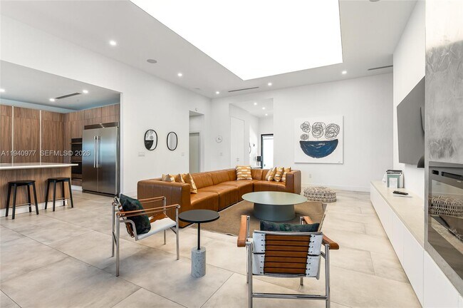 Building Photo - 2560 NE 199th St