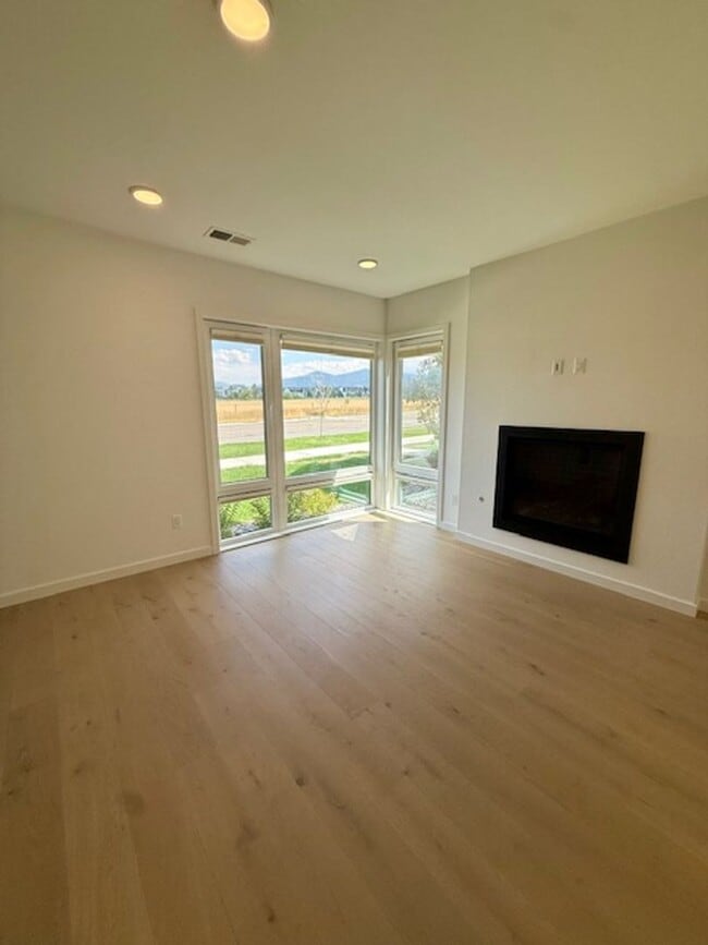 Building Photo - Single Family HOME with 3 Bedrooms 2 1/2 Bathrooms - Where Mountains meet you at upscale living!