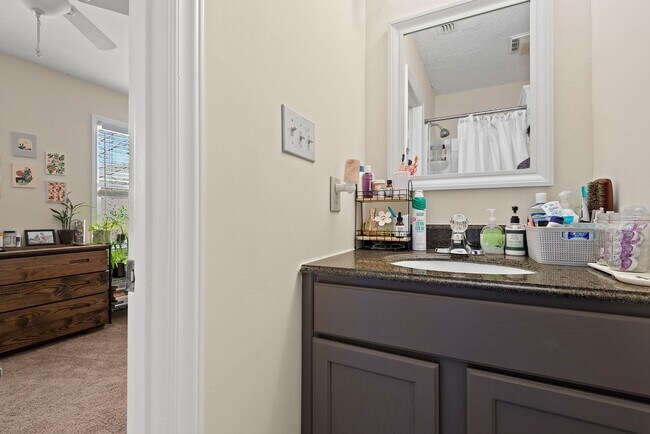 Building Photo - Townhouse in Chapel Hill