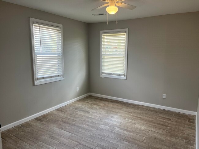 Building Photo - 486 Metz Dr