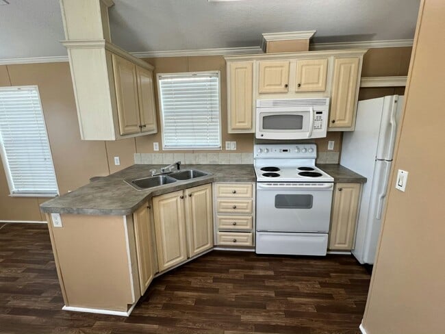 Building Photo - 3318 Chicago Bears St