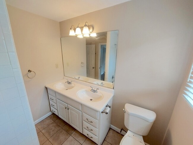 Building Photo - BEAUTIFUL 3 BD/ 1 BTH CORNER LOT WITH W/D ...