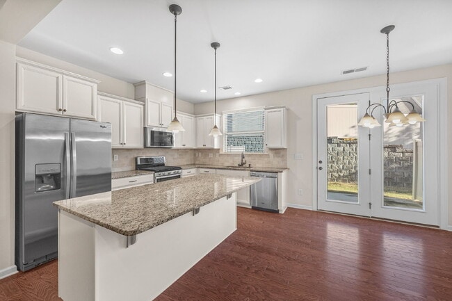 Building Photo - Your Next Home Awaits! 3BR Townhome with G...