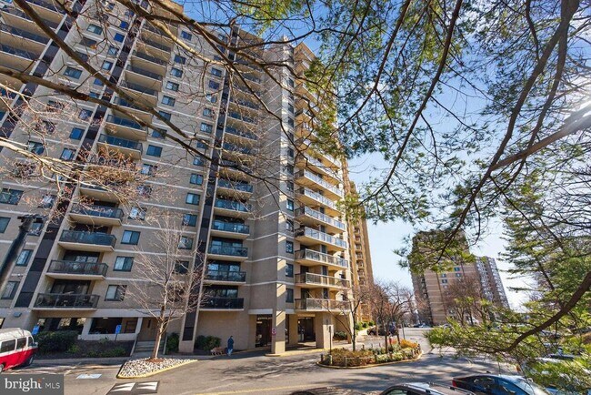 Building Photo - 307 Yoakum Pkwy