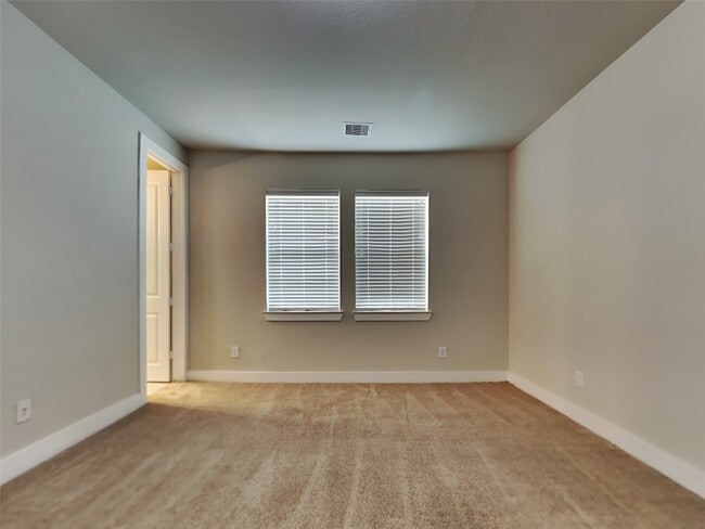 Building Photo - 1313 W 24th St
