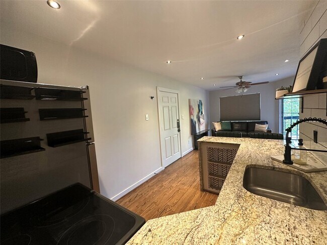 Building Photo - 18333 Roehampton Dr