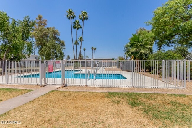 Building Photo - 2633 W Ocotillo Rd