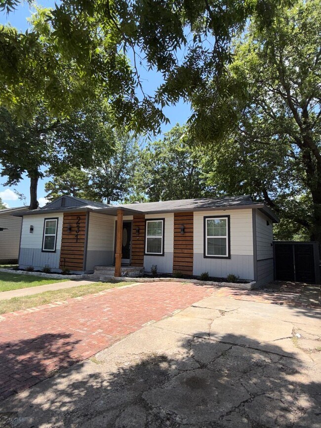 Building Photo - 231 Elm St