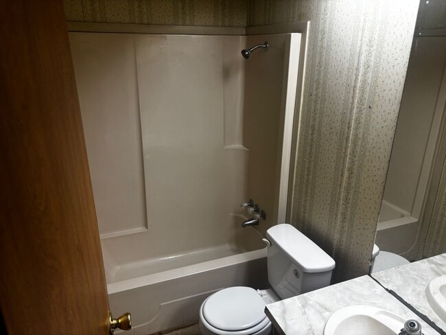 Building Photo - 2 bedroom, 2 bath