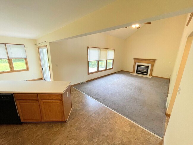 Building Photo - Spacious 3 bed 2.5 Bath Home Ready to Rent...