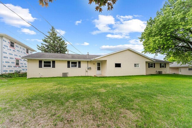 Building Photo - Charming Home with Garage and Yard! PETS WELCOME