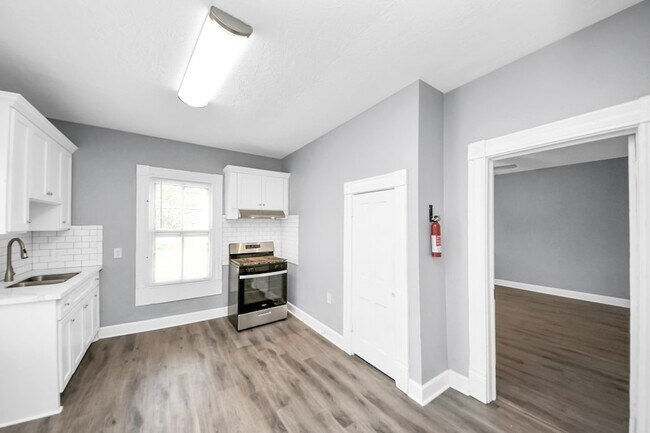 Building Photo - 2502 Saltus St