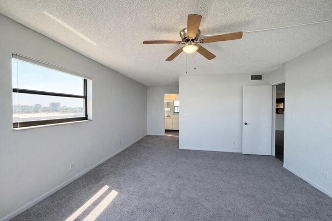 Building Photo - 2205 S Cypress Bend Dr