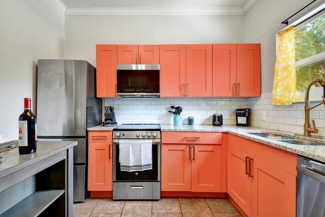 Building Photo - 319 E Courtland Pl