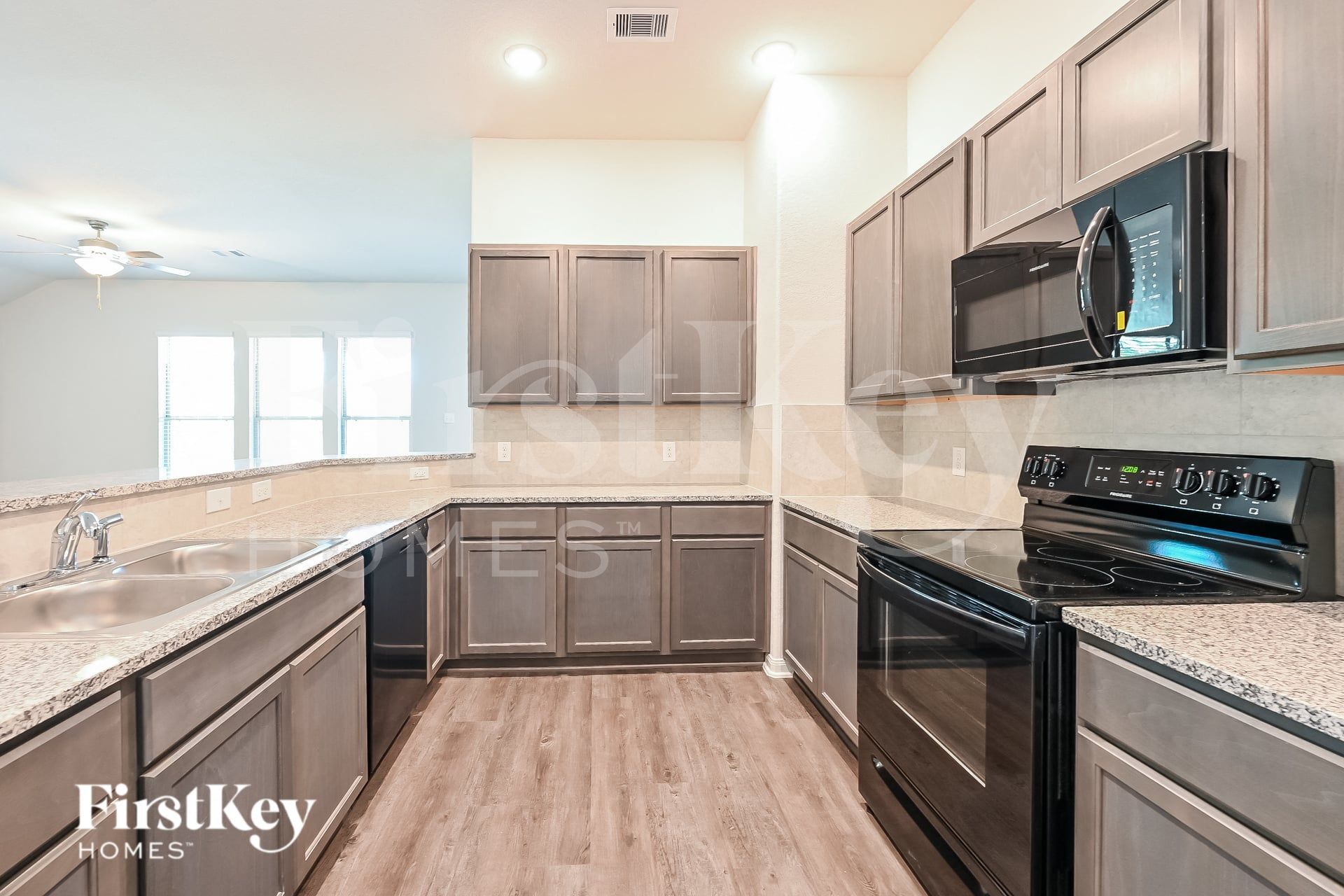 Building Photo - 14785 Country Club Dr