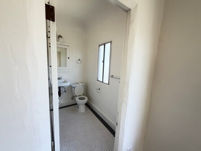 Building Photo - 229 S Westlake Ave