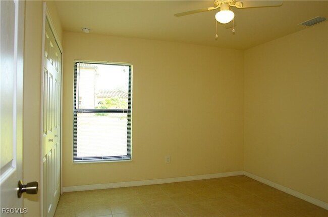 Building Photo - 528 SE 5th Ave