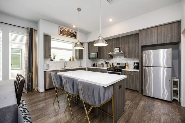 Building Photo - 5815 Fairdale Ln