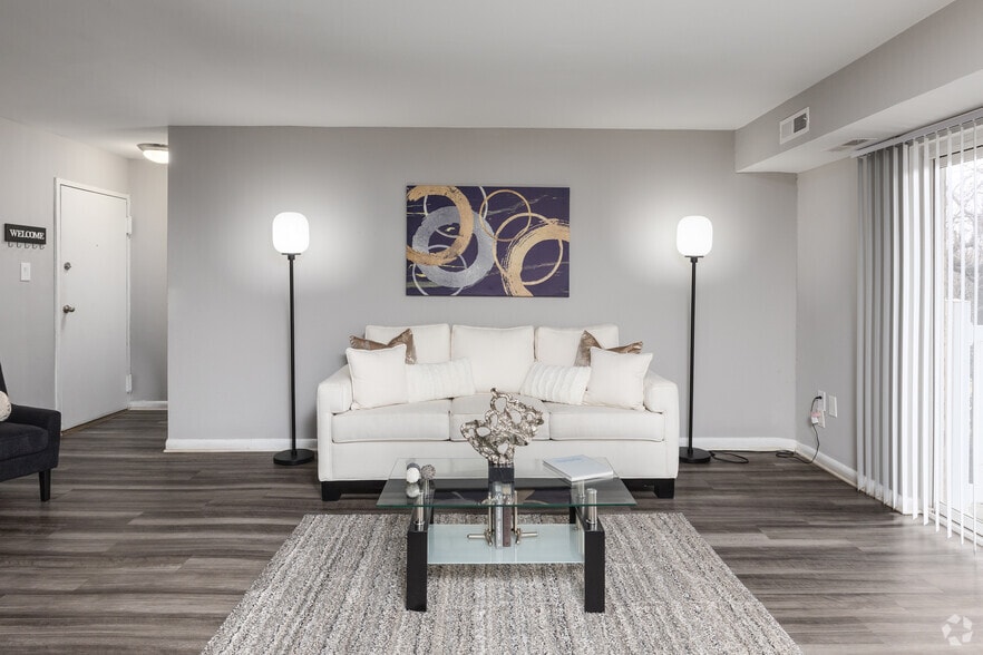 2BR, 2BA - 1,004SF - Living - Admiral Place Apartments
