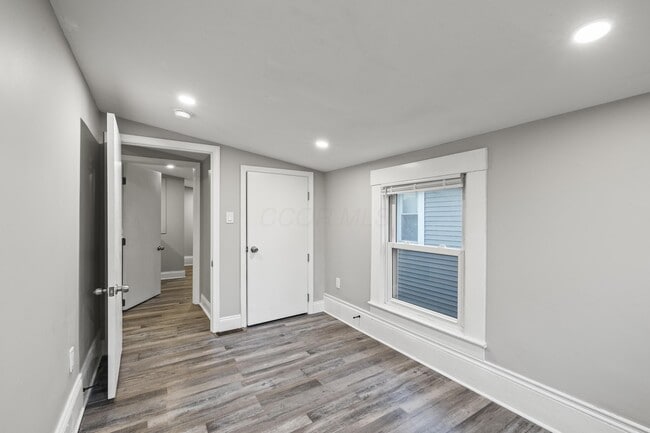 Building Photo - 1736 Bruck St
