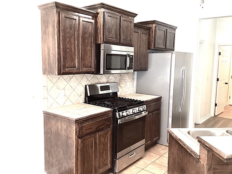 Building Photo - 909 Harvest Dr