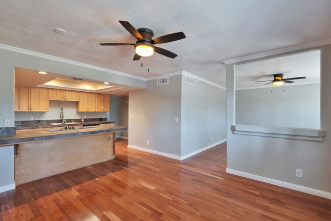 Building Photo - 6 Bed house with Pool near ASU